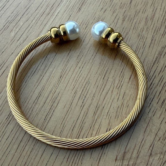 Anthropologie Gold-Tone and Pearls Classic Cable Bracelet!!🔥🔥🔥 - Picture 9 of 15